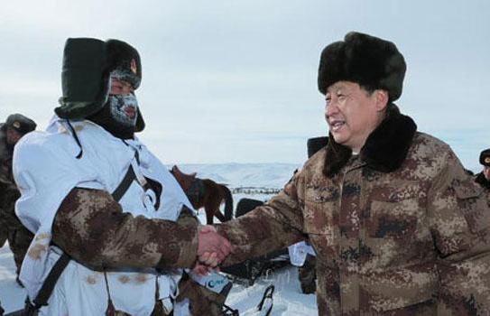2014年1月26日,习近平来到祖国边疆的内蒙古阿尔山,冒着零下30多度的严寒慰问在边防线上巡逻执勤的官兵。来源:新华社
